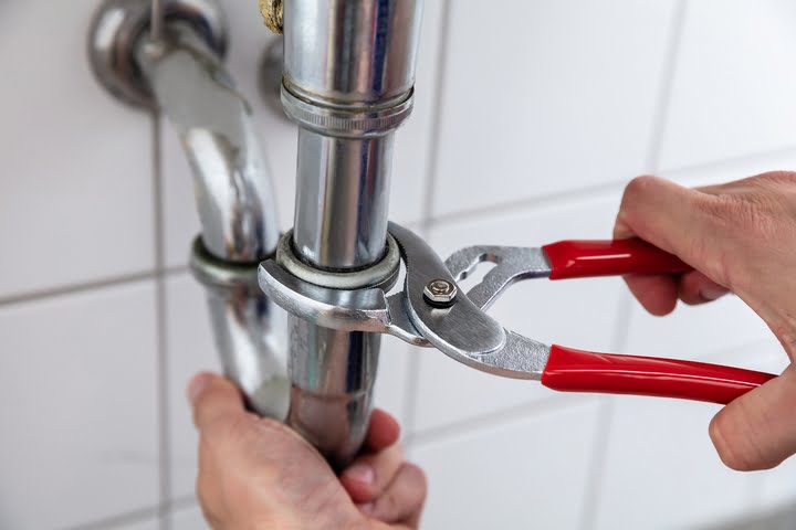 The worn out washers may be one of the causes of kitchen sink leaking.