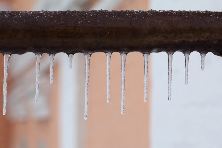 Thaw the pipes if they are frozen