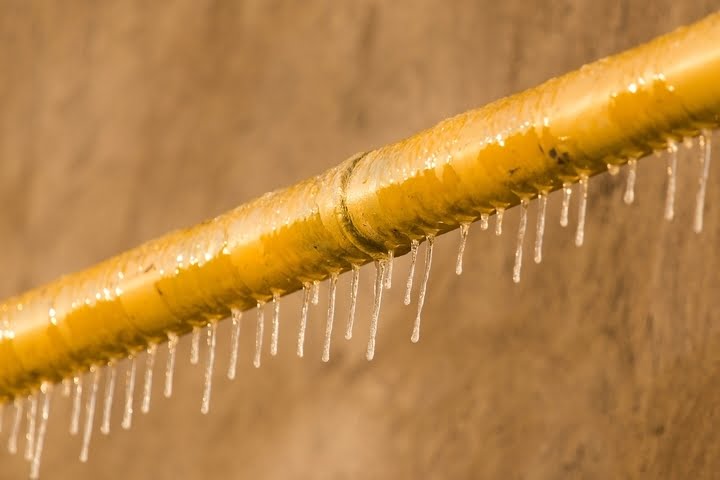 Extremely cold water temperature is a sign of burst pipe in winter.