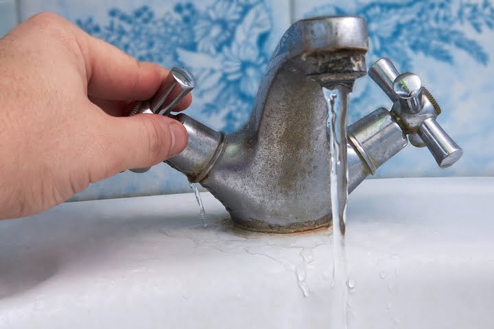 Fluctuating water pressure is a sign of burst pipe in winter.
