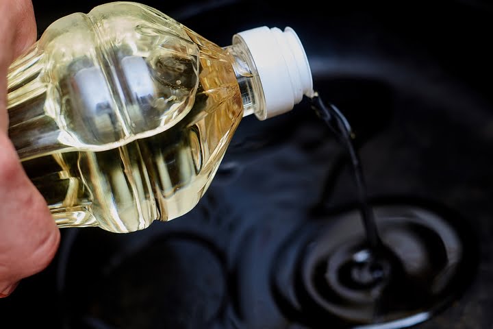 Can you pour vegetable oil down the drain?