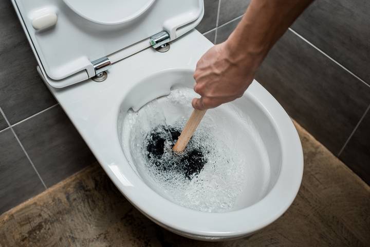 Unclog the toilet to flush better