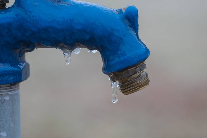 Smelly water is a sign that a frozen pipe has burst.