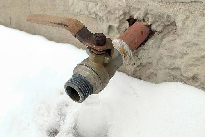 A water puddle is a common sign that a frozen pipe has burst.